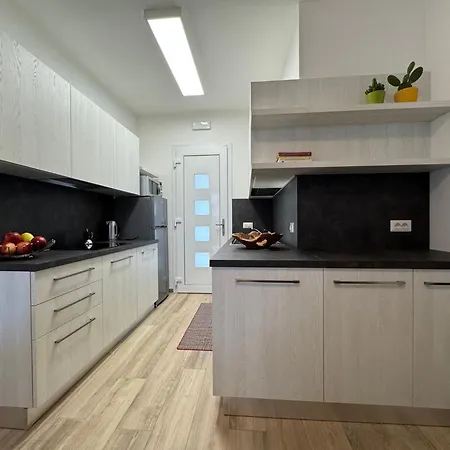 شقة Beachfront, Modern Flat With Lovely Garden *