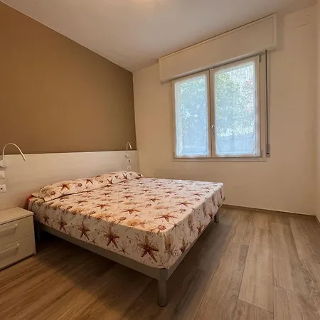 Beachfront, Modern Flat With Lovely Garden شقة *