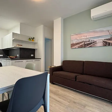 Beachfront, Modern Flat With Lovely Garden شقة