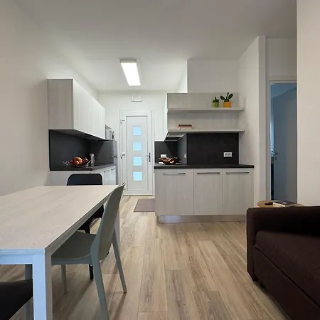 Beachfront, Modern Flat With Lovely Garden * بيبيوني