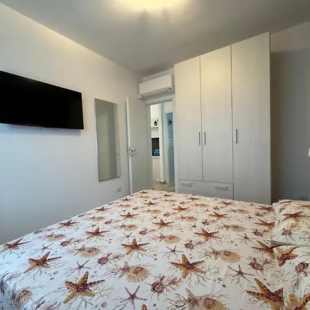 Apartman Beachfront, Modern Flat With Lovely Garden