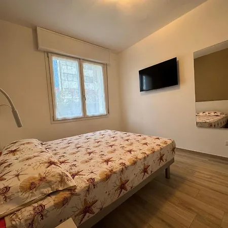 Apartman Beachfront, Modern Flat With Lovely Garden *