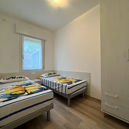 Beachfront, Modern Flat With Lovely Garden Apartman